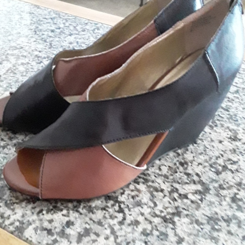 Shoes  Brand new !!women